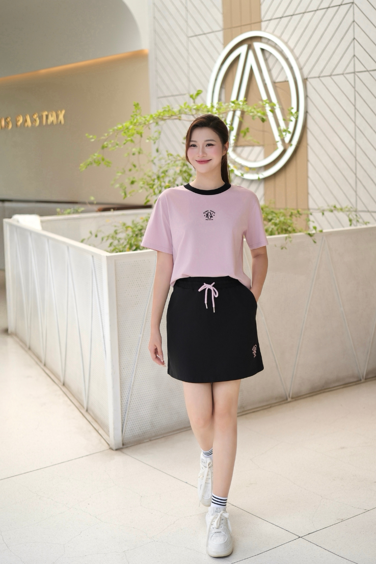 Set Váy Áo Vải Thơm Cổ Tròn Phối Màu Logo Thêu